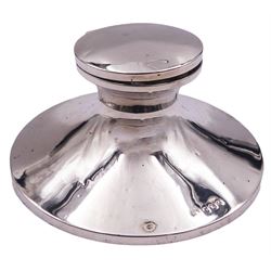 Early 20th century silver mounted capstan inkwell, of typical plain form, hallmarks worn and indistinct, probably Birmingham 1915, base D12.5cm