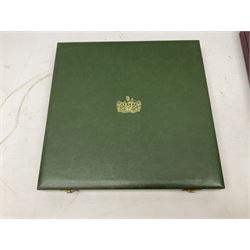 Five Spode Mulberry Hall limited edition Regimental commemorative plates - Parachute Regiment No.51/500; Gloucestershire Regiment No.38/500; Duke of Wellington's Regiment No.285/500; Royal Welch Fusiliers No.40/500; and Green Howards No.213/500; all boxed with certificates (5)