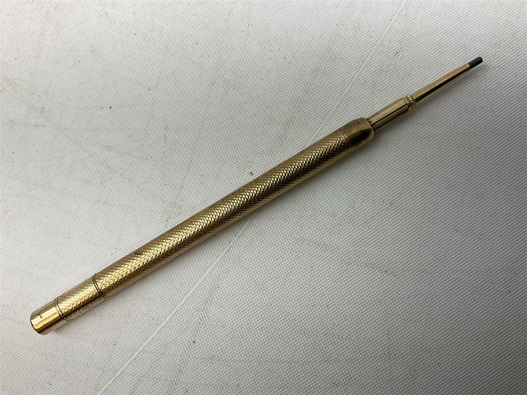 9ct gold propelling pencil with engine turned decoration and vacant cartouche, by S J Rose & Son, stamped 375, L12cm, together with a Parker 12ct rolled gold fountain pen, and two rose gold engine turned propelling pencils to include a rose gold example