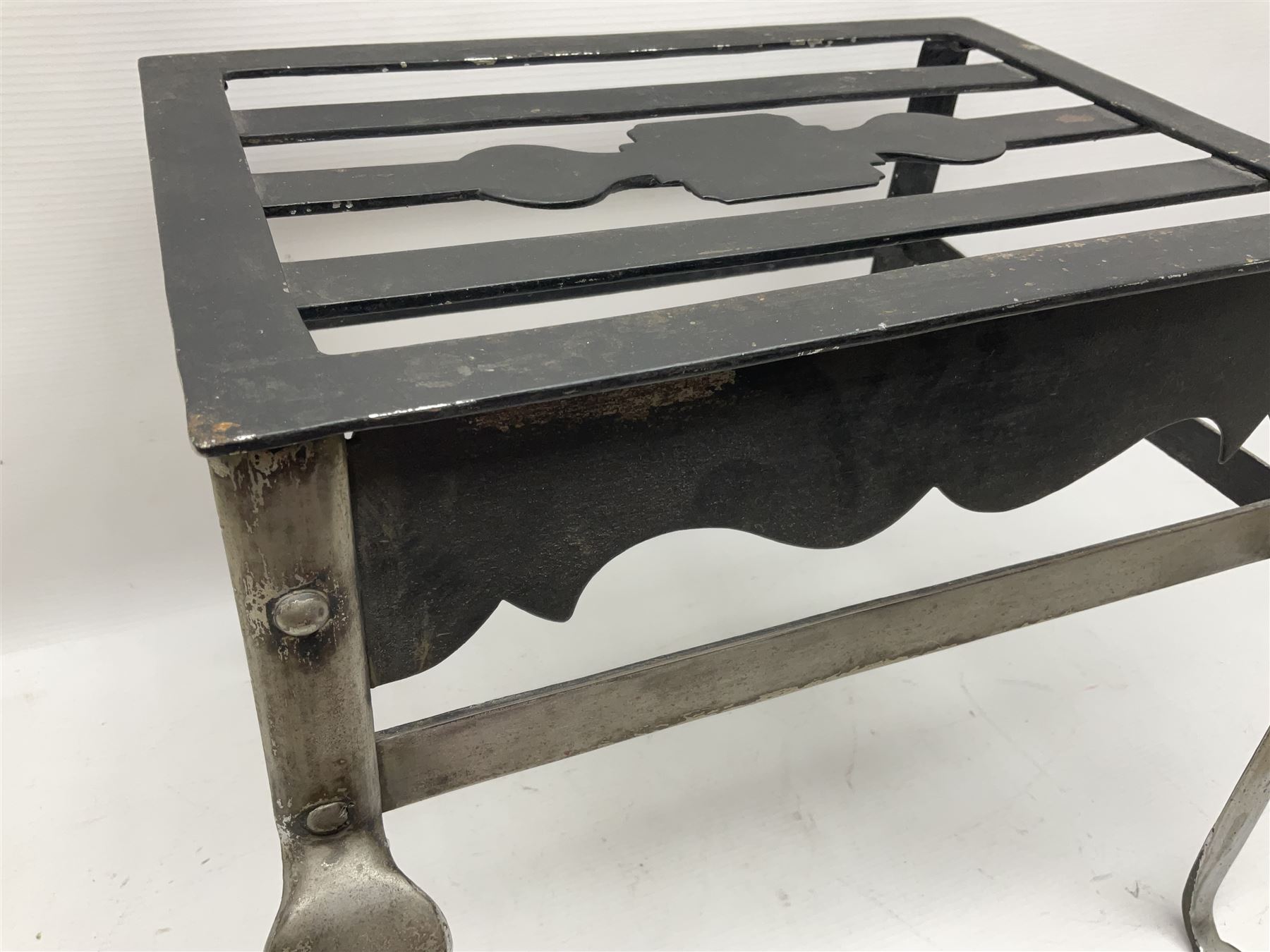 18th century style wrought iron fireside footman/trivet, H30.5cm, W35.5cm