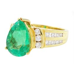 18ct gold Colombian emerald and diamond ring by Iliana, single pear cut emerald of approx 3.25 carat, with three round brilliant cut diamonds set either side and diamond set shoulders, hallmarked, total diamond weight 0.53 carat