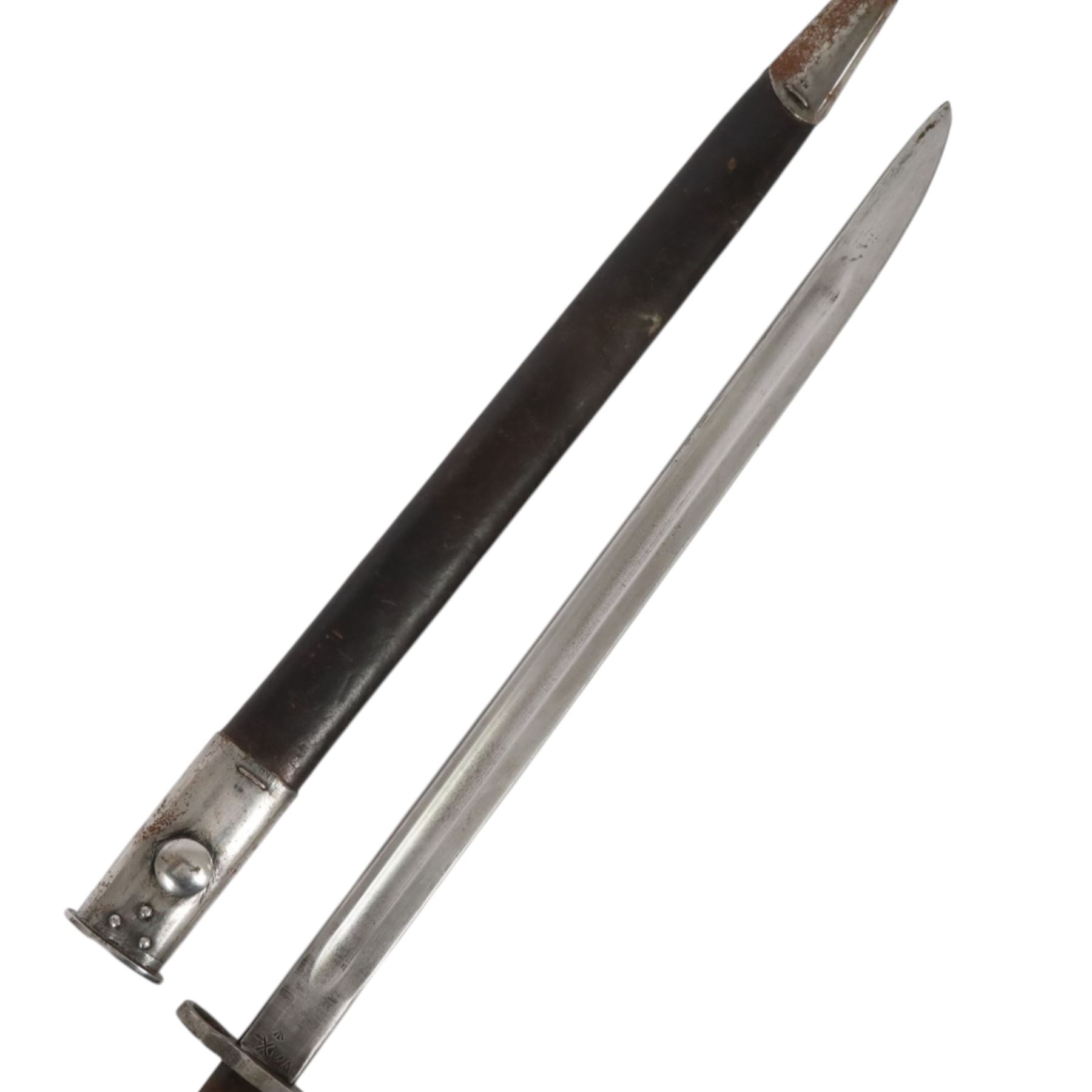 Lee Enfield SMLE Rifle Bayonet, 1907 pattern, with leather scabbard, L57cm 