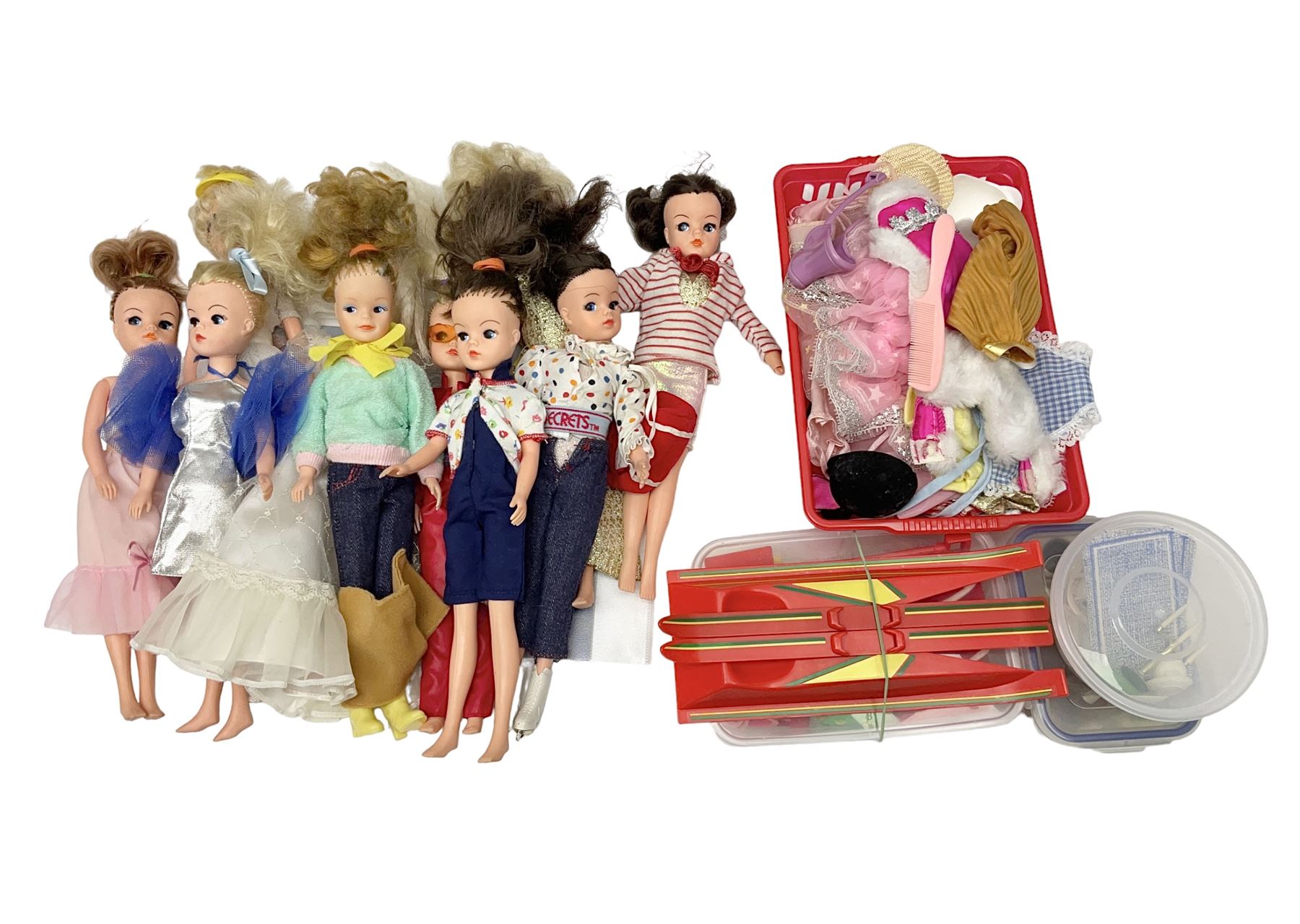 Sindy - ten 1980s 033055X dressed fashion dolls; together