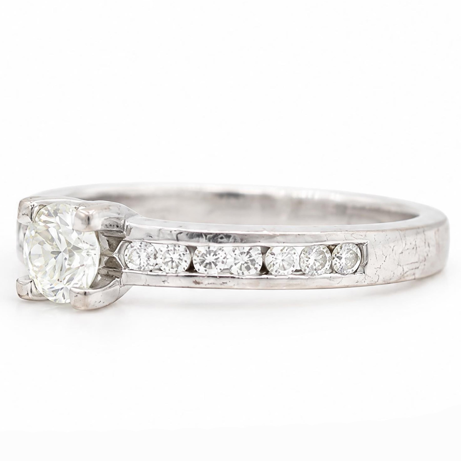 18ct white gold diamond ring, four claw set with a single round brilliant cut diamond of approx 0.40 carat and diamond set shoulders, London 2011