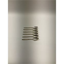 Oneida Community silver plated cutlery in the Mansion House pattern, comprising fithteen teaspoons, twelve soup spoons and six serving spoons together with matched cutlery, compromising fourteen forks, twentythree knives, twelve spoons, ten dessert spoons, one teaspoons,and a selection of other cutlery. 