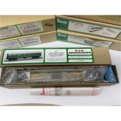 Eighteen boxed '0' gauge model railway kits for coaches and wagons from various makers, to include Roxey Mouldings, Slater’s Wagon Kits, Parkside Dundas, Blacksmith Models etc, all in original boxes (18)