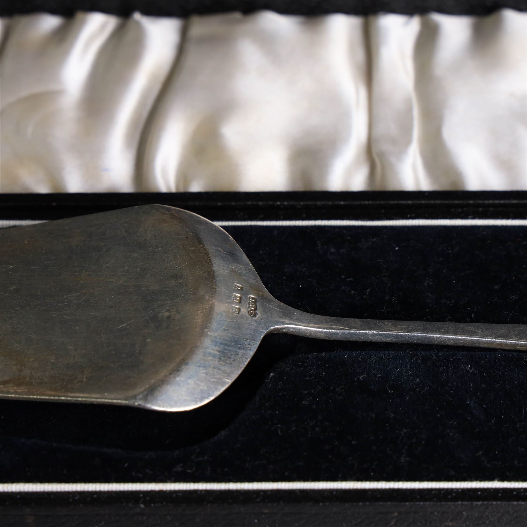1930s silver cake slice, hallmarked Joseph Gloster Ltd, Birmingham 1934, contained within a fitted case, together with a small 1920s silver teaspoon, hallmarked John Grinsell & Sons, Birmingham 1924 