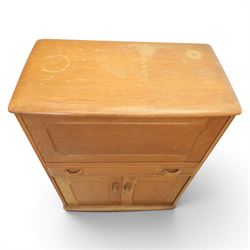 Mid-20th century elm and beech drinks cabinet with fall-front, with matching low bookcase

(Cabinet H 113cm, D 42cm, W 80cm)
(Bookcase H 87cm, D 35cm, W 137cm)