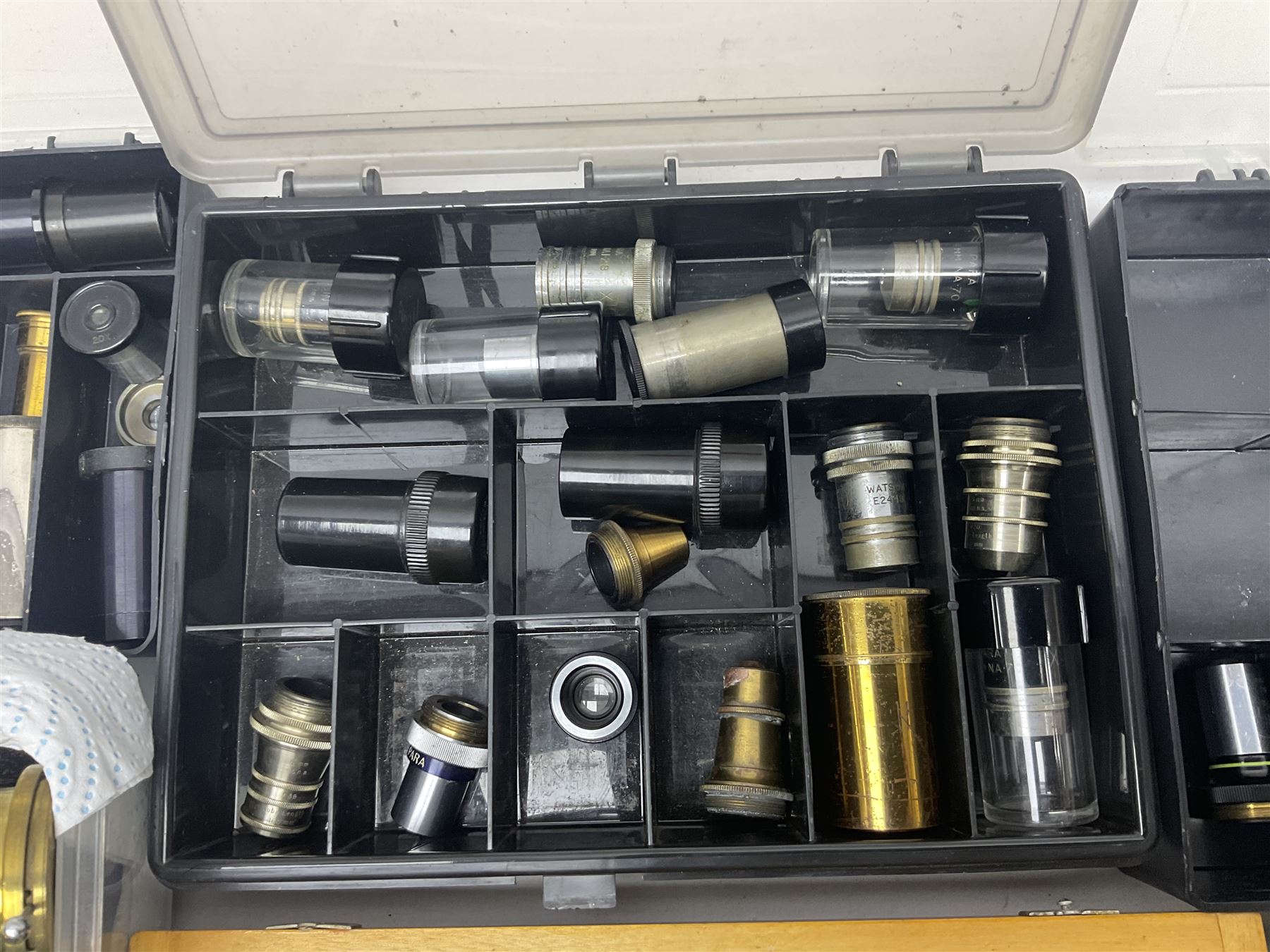 Large collection of microscope lenses, for various microscopes 