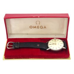Omega Seamaster 600 gentleman's stainless steel manual wind wristwatch, Ref. 135.011, Cal. 601, serial No. 22028772, silvered dial with baton hour markers, on black leather strap, boxed