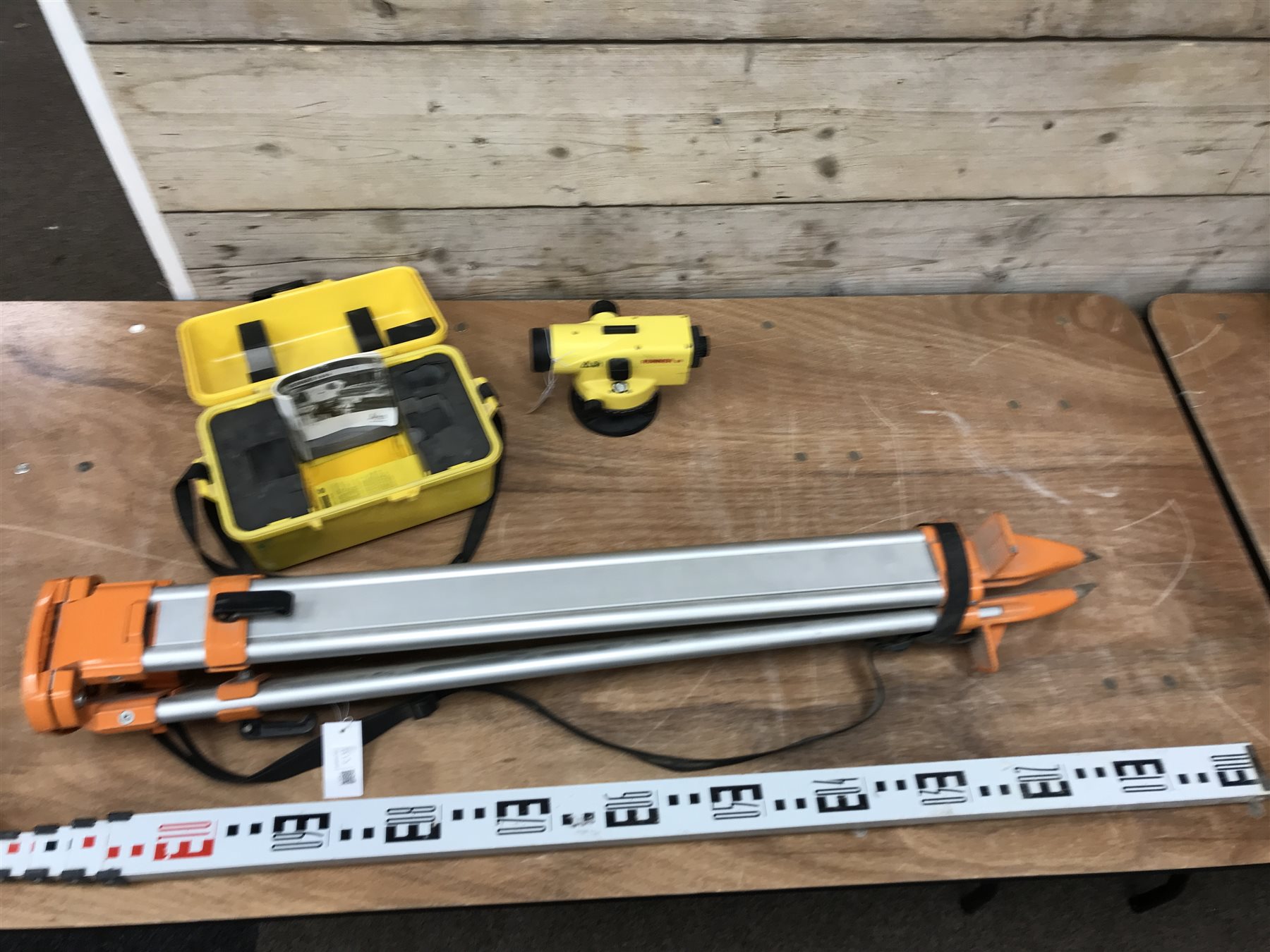 Leica Runner 20 with aluminium tripod and staff