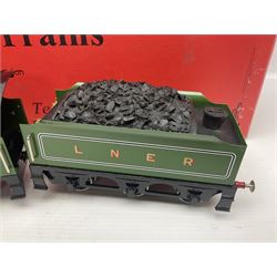 Ace Trains '0' gauge - E3 '2006 Celebration Class' 4-4-0 tender locomotive No.2006 in LNER green; boxed with original packaging and instructions.