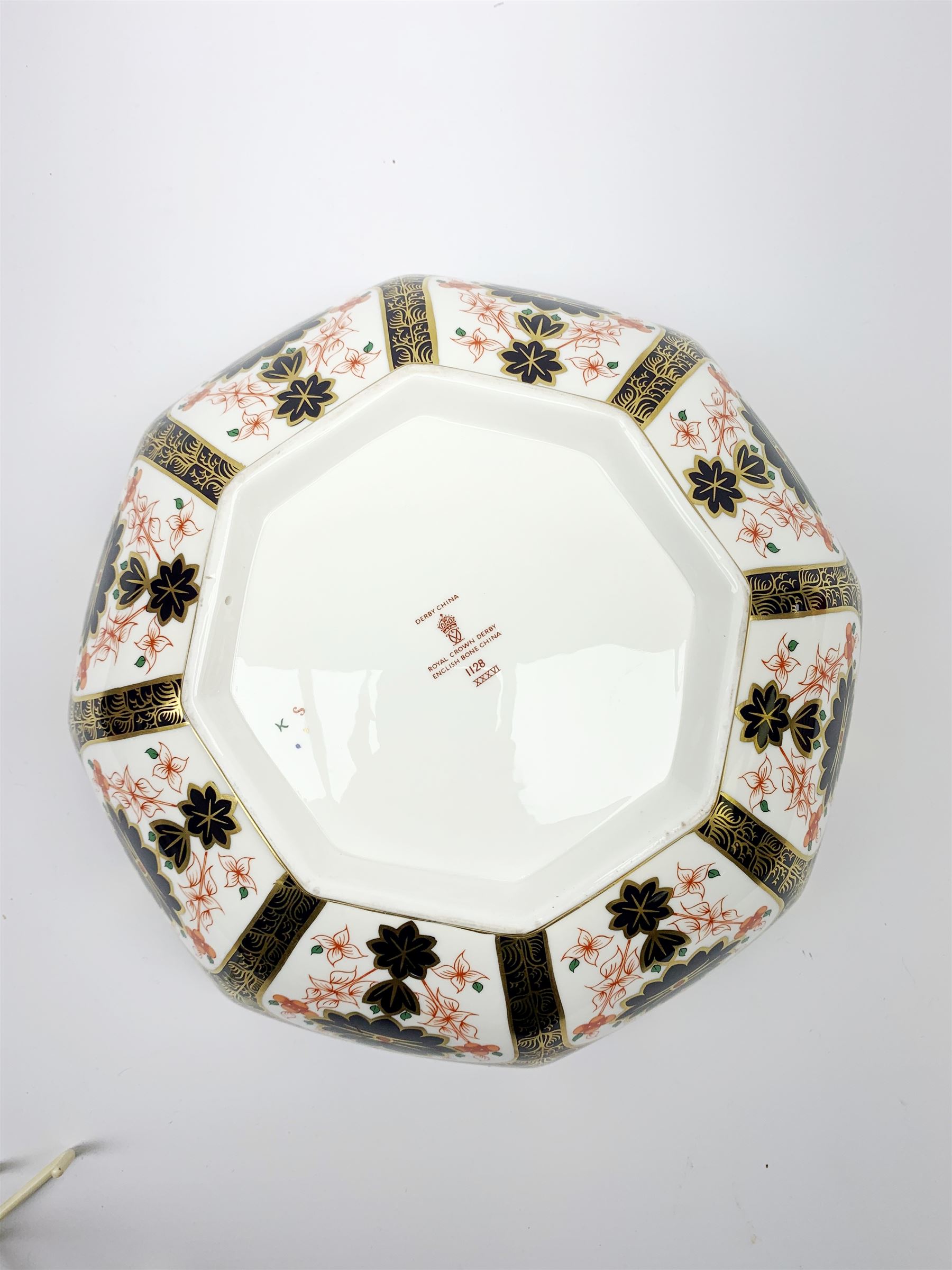 A Royal Crown Derby Imari bowl, of octagonal form, decorated in the 1128 pattern, with printed marks beneath, D23.5cm. 