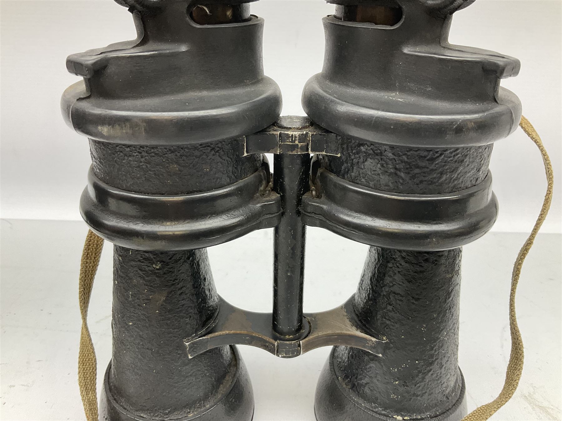 Pair of WWII German U-boat binoculars probably 7 x 50 by Leitz, with rubber eye piece protector covers and leather case stamped with Kriegsmarine mark to the lid and dated 1944, with leather strap.
