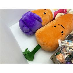 Large ALDI Kevin The Carrot and Katie The Carrot soft novelty toys together with quantity of smaller examples