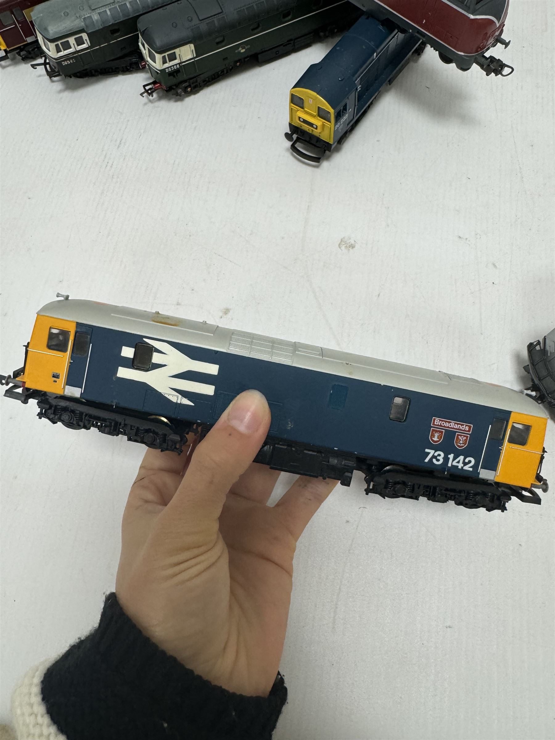 Eight Lima Ho and '00' gauge locomotives, comprising BR Class 20 locomotive no. 20222, re-worked BR Class 33 Bo-Bo locomotive no. D6585, Class 73 Bo-Bo Broadlands no. 73142, Class 73 Bo-Bo EWS locomotive no. 73128, 201640 Class BR no. 221 149-8 DB, Class 26 Bo-Bo locomotive no. D5308, Amtrak 523 diesel locomotive and Class 1400 2-4-0 no. 20215, unboxed