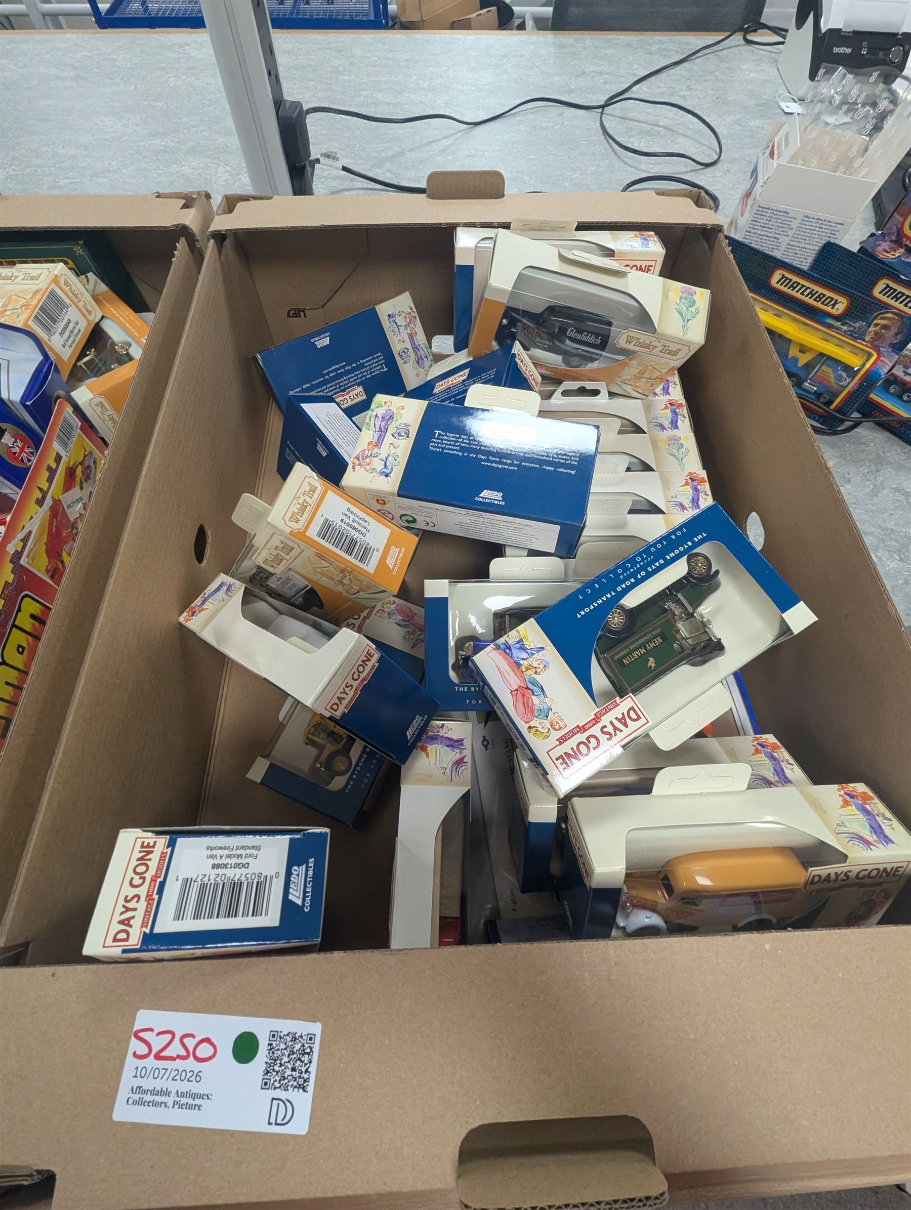 Collection of diecast model cars, incluidng Lledo Days Gone and Oxford Diecast and Lledo Trackside examples, all boxed, together with a Ringtons Giftset, boxed, tin three boxes