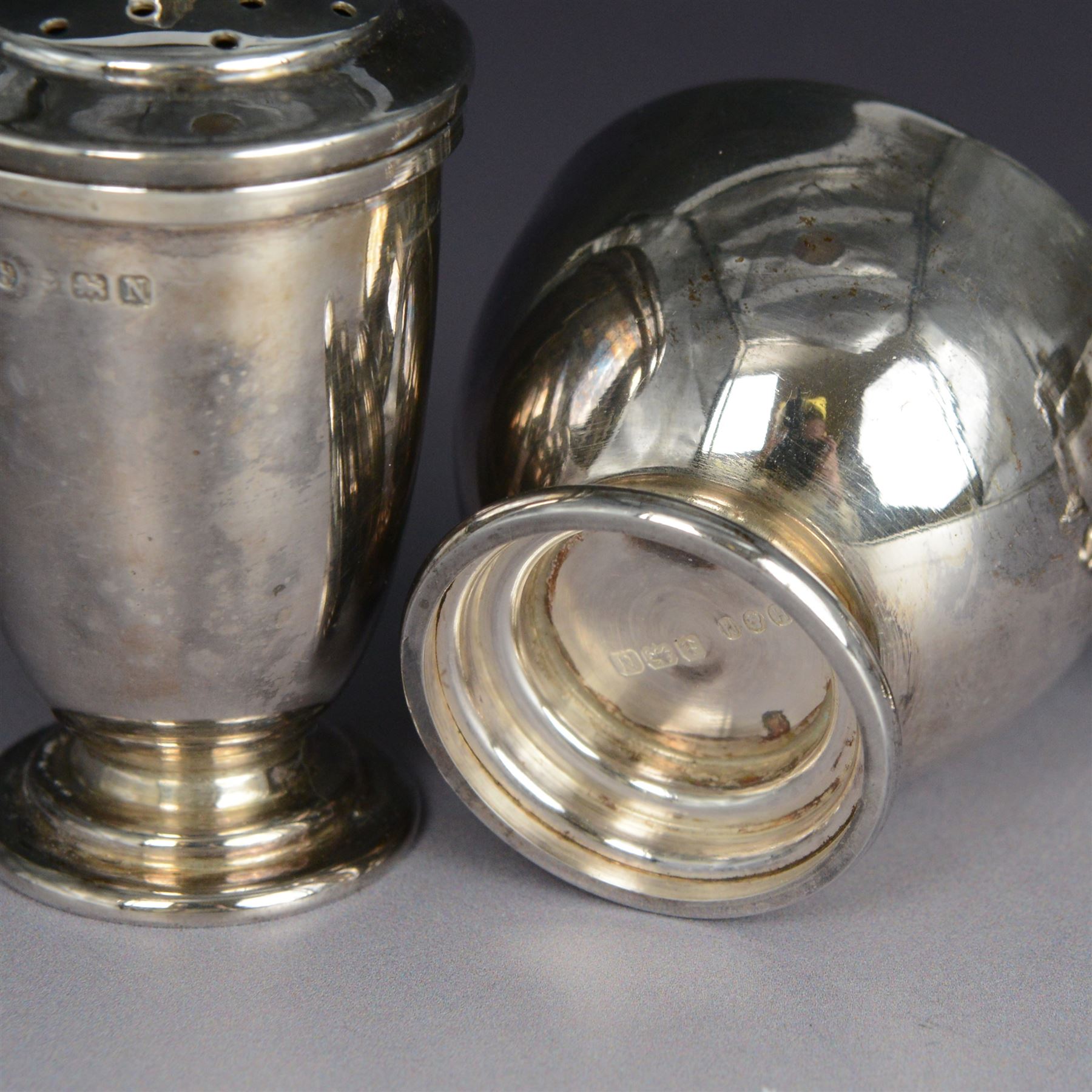 Art Deco silver five piece cruet set, comprising mustard pot, two pepper shakers and two open salts, hallmarked Hukin & Heath Ltd, Birmingham 1937, together with two silver salt spoons, hallmarked, mustard pot and salts with frosted glass liners, all contained within fitted tooled leather case