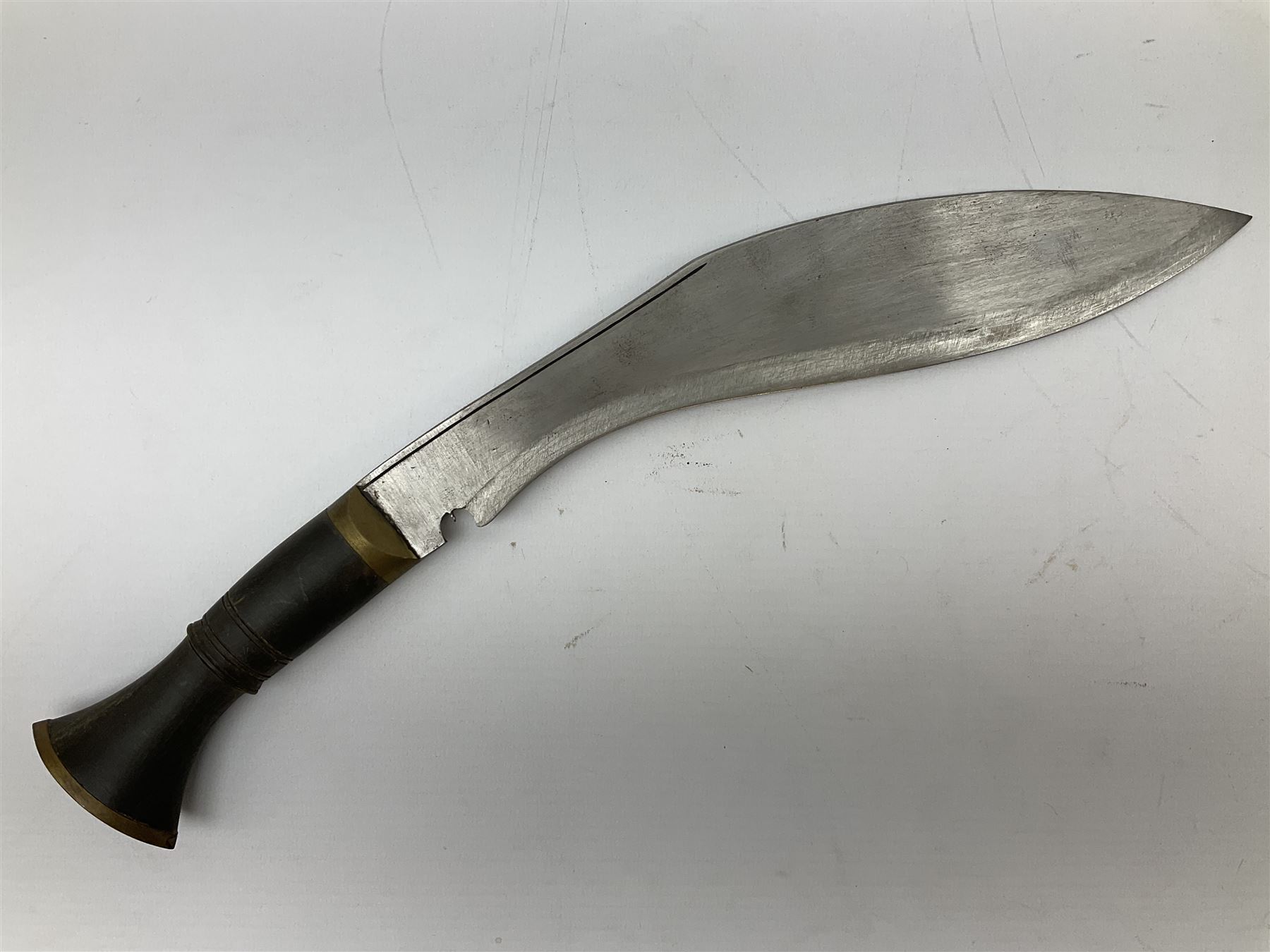 Post WW2 Gurkha kukri, in leather scabbard complete with two skinning knives, 42cm overall