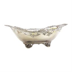 Early 20th century silver bowl, of oval form, the serpentine shaped edge with fruiting vine pierced and applied moulded decoration, upon four conforming fruiting vine feet, hallmarked Manoah Rhodes & Sons Ltd, Sheffield 1931, also bearing impressed mark Manoah Rhodes & Sons Lts Bradford, H11cm L34cm D19cm
