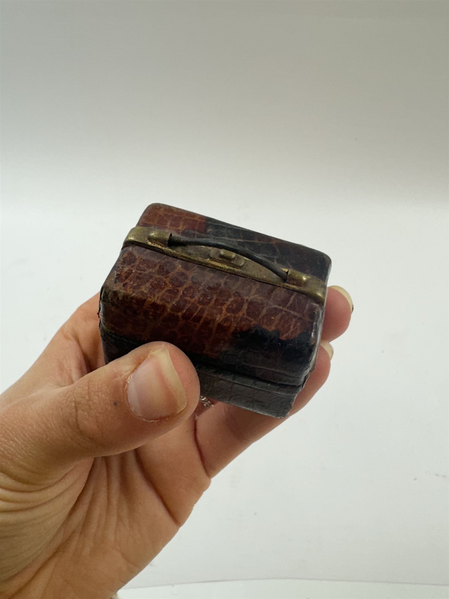 Victorian novelty inkwell, in the form of a leather Gladstone bag, H4cm