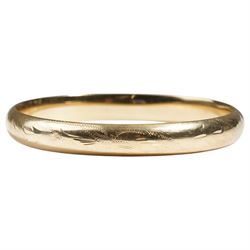14ct gold hinged bangle with engraved decoration