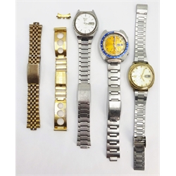  Two Seiko 5 automatic day/date wristwatches, and a Seiko chronograph automatic wristwatch  