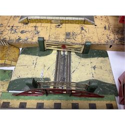 ‘0’ gauge - six boxed Hornby Hachette coaches comprising three Saloon Cars and three Dining Cars in original boxes; three loose ‘SNCF’ cars; three crossings, two Hornby/Meccano railway stations, one bridge and a water tank; two further Mettoy Railways ‘Railway Bridge’ in original boxes (17)