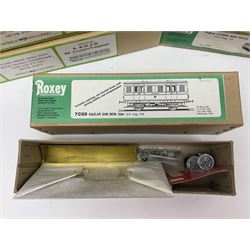 Eighteen boxed '0' gauge model railway kits for coaches and wagons from various makers, to include Roxey Mouldings, Slater’s Wagon Kits, Parkside Dundas, Blacksmith Models etc, all in original boxes (18)