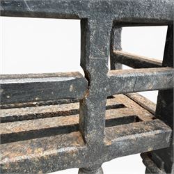 Late Victorian cast iron fireplace grate with turned and pointed finials