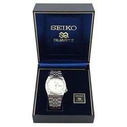Seiko Quartz Sports 100 gentleman's wristwatch with day/date aperture, model No. A 7123-8200, boxed 