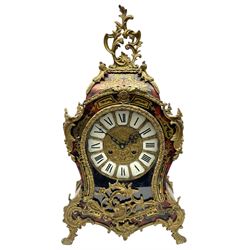 20th century - 8-day Boulle mantle clock in an 18th century style case, with  faux tortoise shell inlay and gilt brass mounts, brass dial with a repousse centre, cartouche numerals and pierced steel hands, twin train German going barrel movement with a recoil anchor escapement and ting tang strike on two bells, with pendulum and key.    