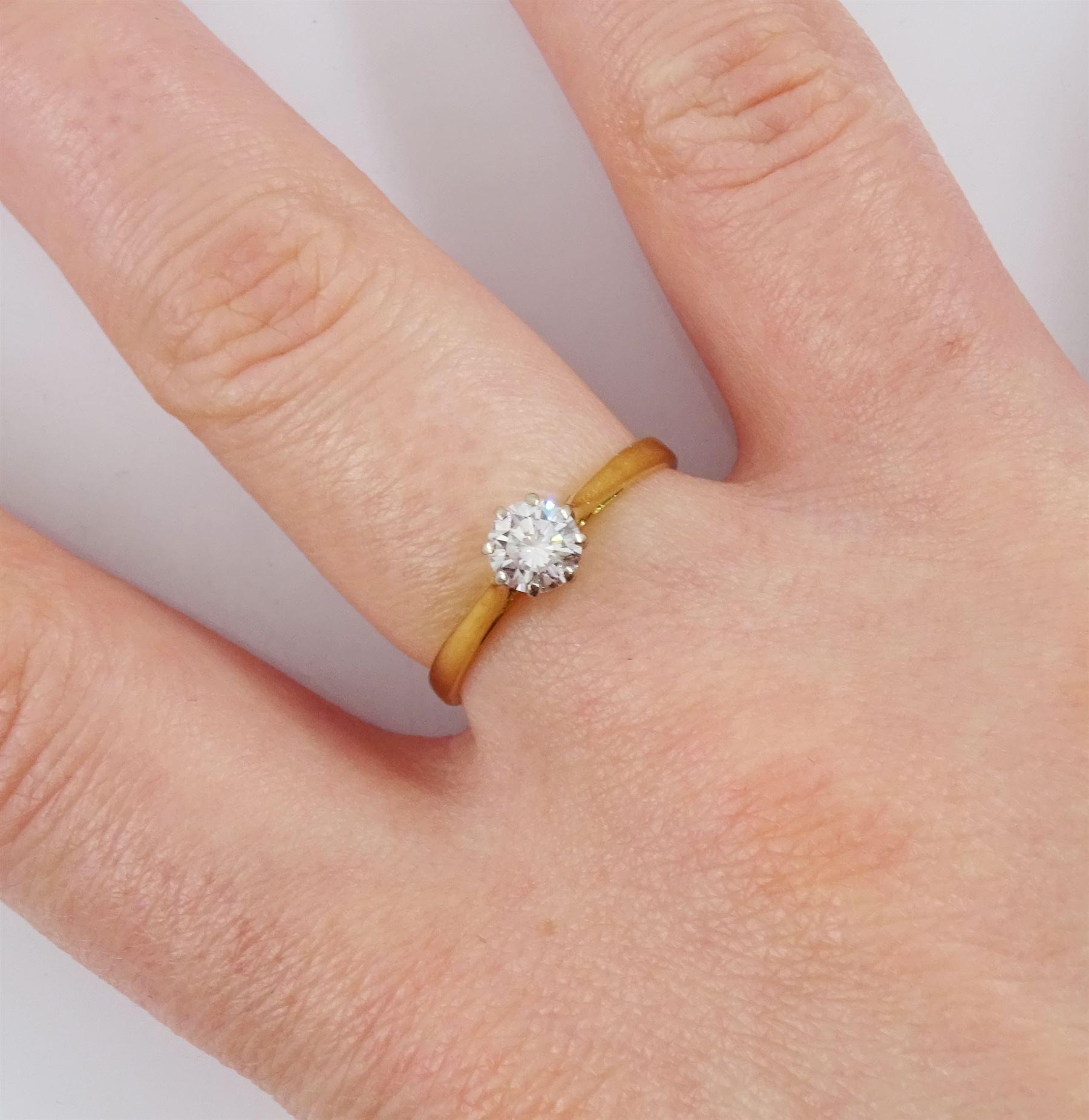 18ct gold single stone round brilliant cut diamond ring, London 1987, diamond approx 0.40 carat