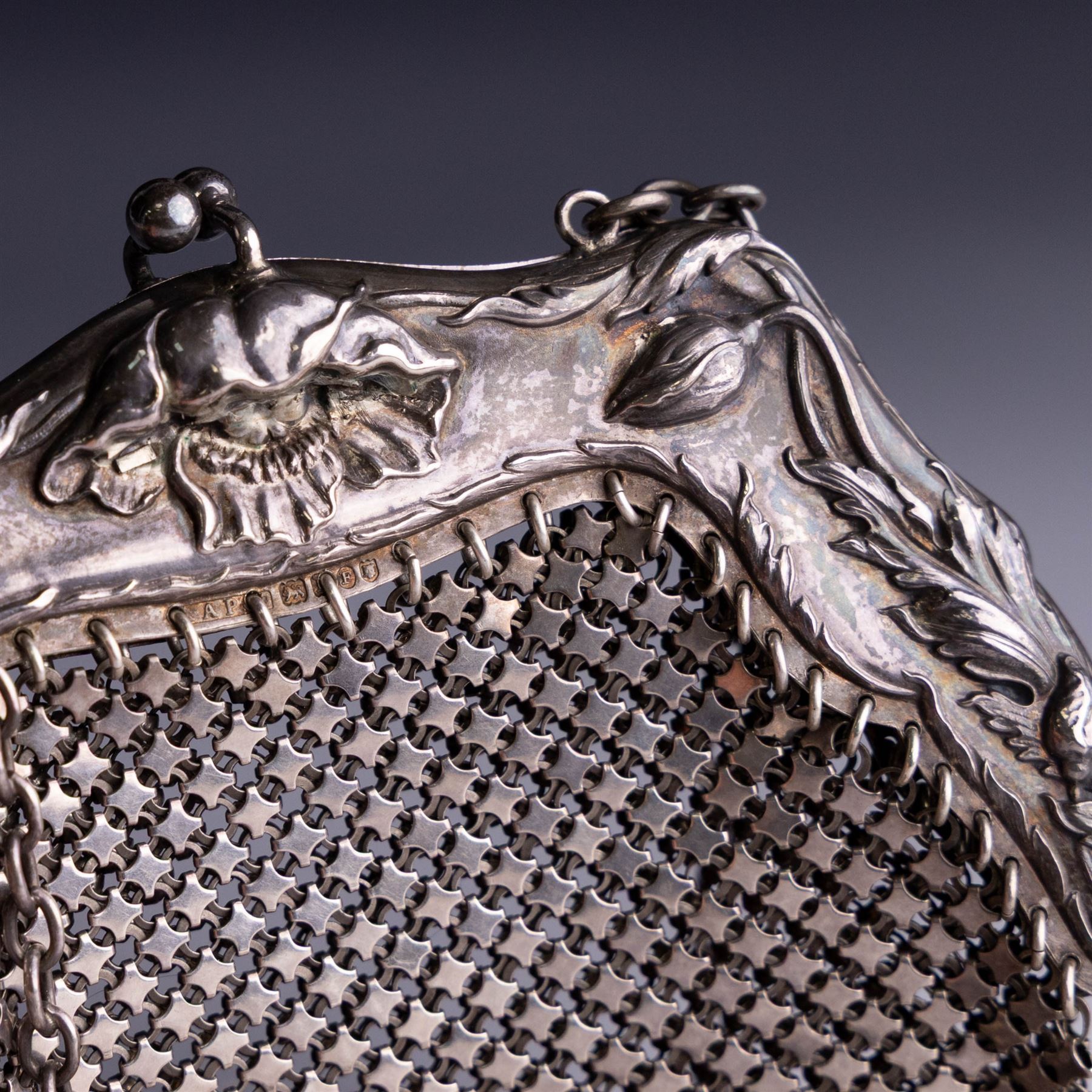 Art Nouveau silver chainmail purse, the silver clasp embossed with poppies, hallmarked Anglo American Plate Co, London 1904/5 and import mark F, H14cm