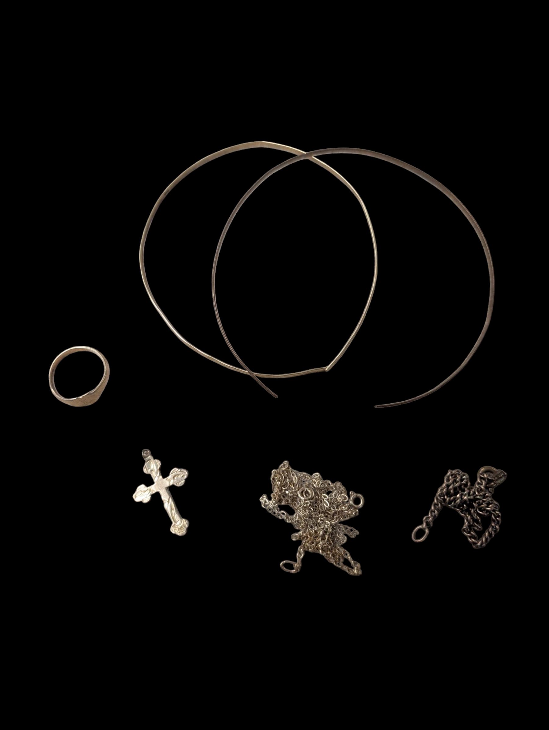 9ct gold heart signet ring, two 9ct gold chains, two 8ct gold bangles and an 8ct gold bracelet, stamped 333