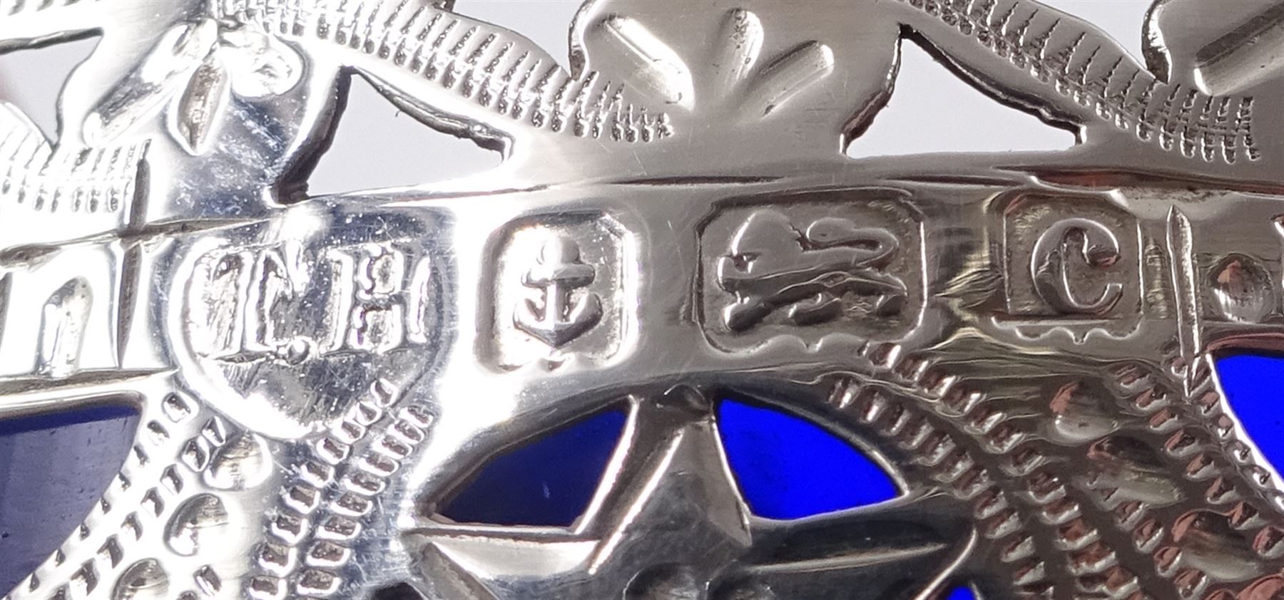 Edwardian silver swing handled sugar basket, with pierced and engraved star and foliate decoration to body, with beaded rim and handle, upon stepped circular base, hallmarked Thomas Hayes, Birmingham 1902, not including handle H10.8cm, with blue glass liner