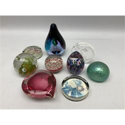 Quantity of glassware to include Mats Jonasson colour wolf paperweight, Murano dolphin and flamingo figures, Caithness Dignity and Tango paperweights, set of six Edinburgh Crystal glass tumblers, art glass dish etc