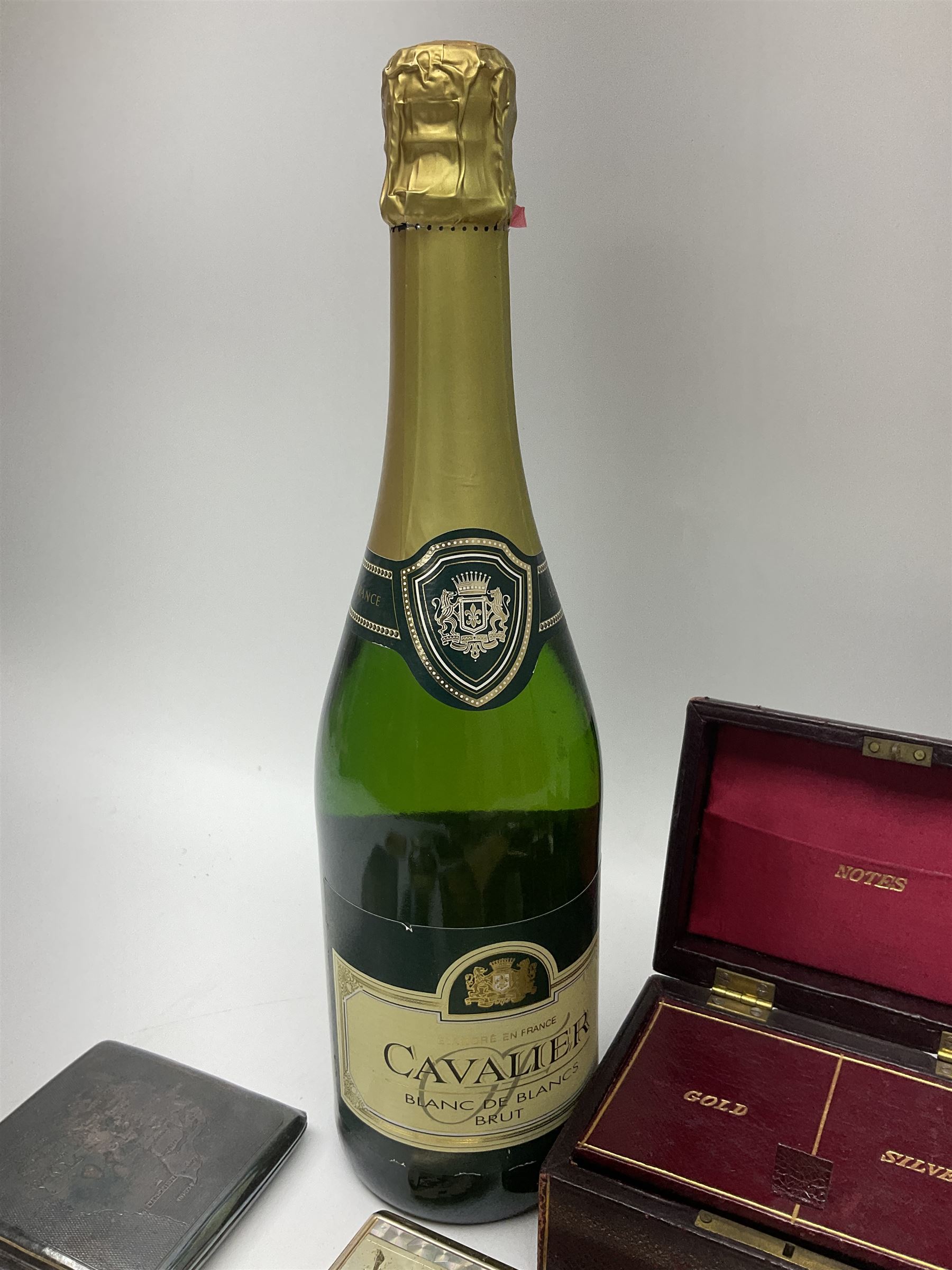 Vintage compact mirrors, including Stratton examples, together with cigarette cases, EPNS hand mirror, Cavalier Blanc De Blancs Brut white wine, 75cl, 10.5% vol and a collection of other collectables