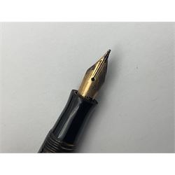 Parker Vacumatic fountain pen, the Golden Pearl pattern barrel and cap with arrow clip and gold nib stamped 14K, L11.5cm