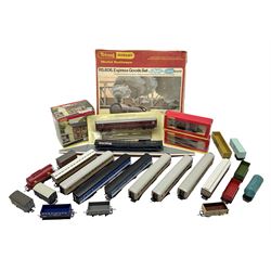 Tri-ang/Hornby '00' gauge - RS.606 Express Goods Set; boxed; eleven passenger coaches and twelve goods wagons (some boxed) by Hornby, Lima etc; and boxed Hornby Skaledale Station Building with platform
