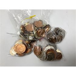Mostly Great British Queen Elizabeth II decimal coins, including various commemorative two pound and fifty pence coins, old round one pounds etc