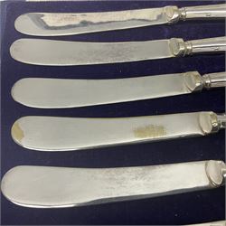 Set of six 1920s silver handled butter knives, hallmarked C H Beatson, Sheffield 1929, in fitted case 