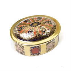 Four Royal Crown Derby Imari 1128 pattern boxes, largest D8.5cm, together with two round trays in the same pattern, D11cm, all boxed (6)