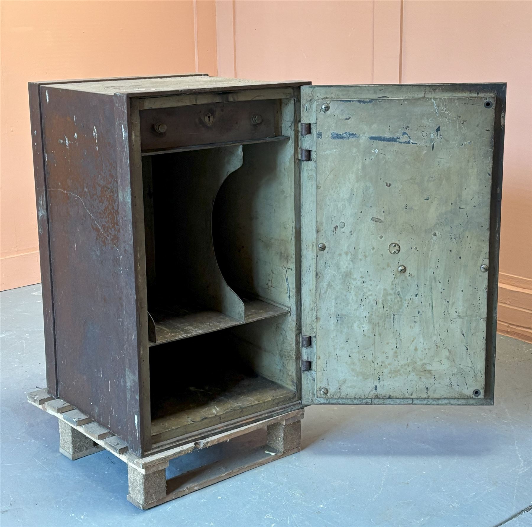 19th century plate iron strongbox / safe, complete with handle, working with key. H96cm, W58cm, D63cm - COLLECTION BY APPOINTMENT FROM: The White House, Thirsk Road, Easingwold, York, YO61 3NF - CALL 01723 507111 TO ARRANGE