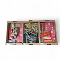 Hornby Dublo and Triang 00 gauge locomotives, rolling stock and accessories, including R34...