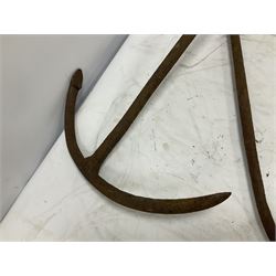 Two iron small boat anchors, main body L77cm