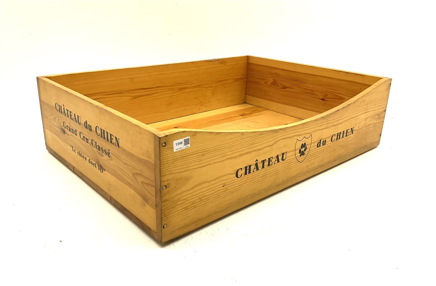 ‘Chateau du Chien’ pine dog bed