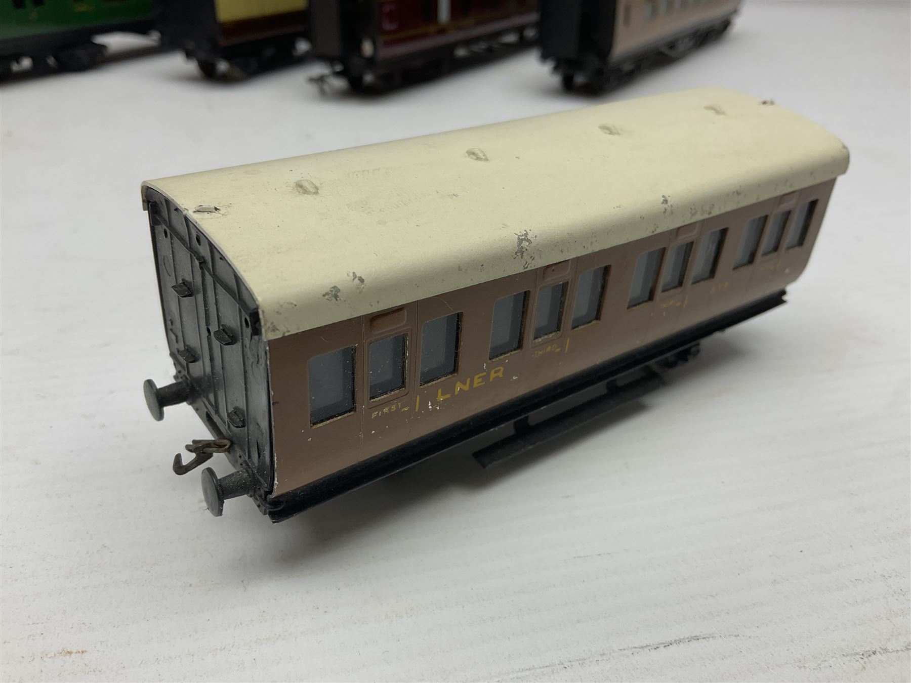 Exley '00' gauge - fourteen various coaches comprising four LMS maroon (3322 3rd, 2202 3rd, 6665 3rd and 388 Sleeping Car 3rd), LNER green/cream Buffet Car 21419, LNER teak 8639 1st, Southern green 6688 3rd, GWR brown/cream 3322 3rd, LNER 206 3rd, LNER 319 1st/3rd, SR green 351 3rd, SR green 188 Parcel Van, GWR 331 3rd and GWR 362 3rd; all unboxed (14)