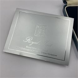 The Royal Mint special limited edition '886 Eleven Hundred Years In Minting 1986' silver medal, sterling silver, 148.4 grams, cased with certificate 