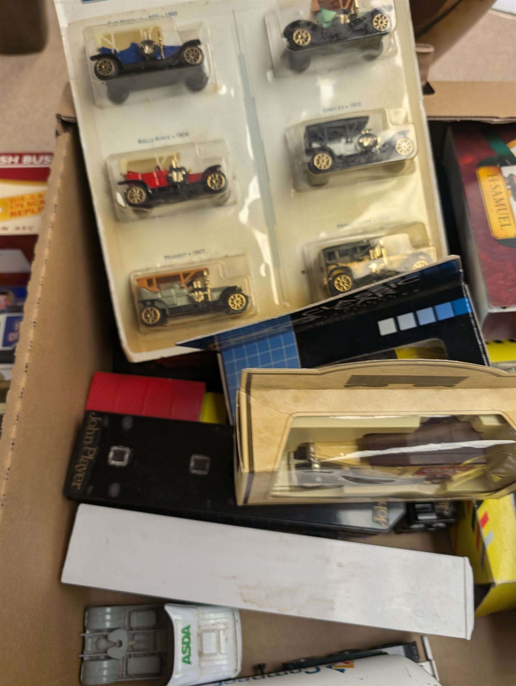 Collection of diecast model vehicles, including Great British Buses, Corgi, Lledo and Oxford examples